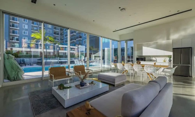 Old Towne Apartment | Luxury 1 bdr apt w pool and jacuzzi near the Beach