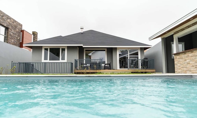 Vila Franca do Campo House | Casa de Férias Confortável com Piscina e Churrasqueira, a 5 min da Praia