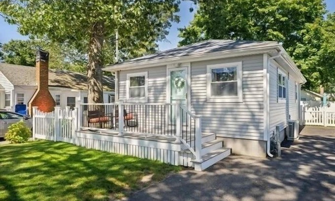 Wareham Cottage | Charming 2-bedroom house in Swift Beach Wareham.