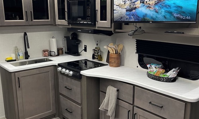 Stamford House | New luxury RV with WiFi, AC in charming Stamford, CT. Only 35 miles from NYC!