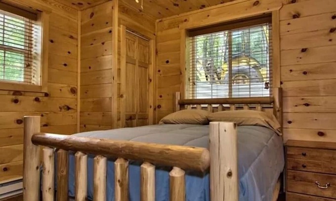 Hickory Hills Cabin | Luxury Cabin Sleeps 14 w/Game Room,HOT TUB,FIRE PIT,BB Court! 5min to SKI SLOPES