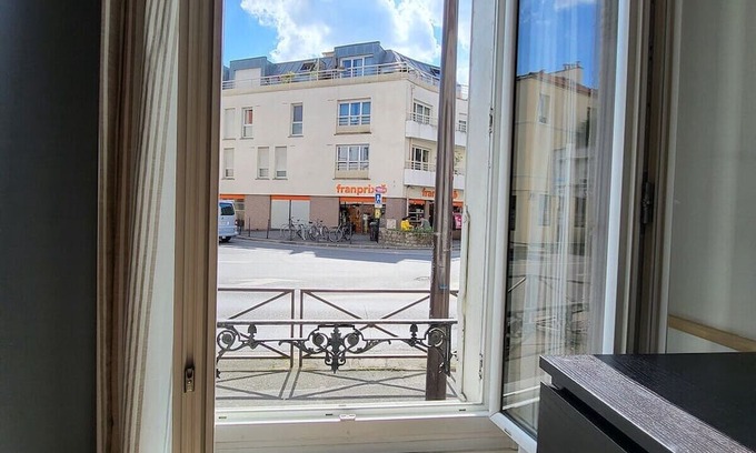 Louis Bertrand-Mirabeau-Semard Apartment | La Casanova large studio near Paris