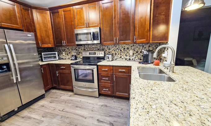 Country Place House | Tampa Haven for Healthcare Pros - Paris Room, with A/C & free WiFi