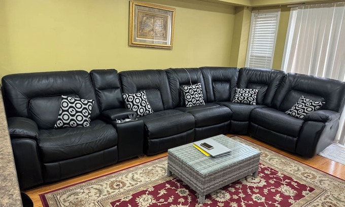 Clairlea - Birchmount House | Centrally located 3 Bedroom townhome with parking & Wifi