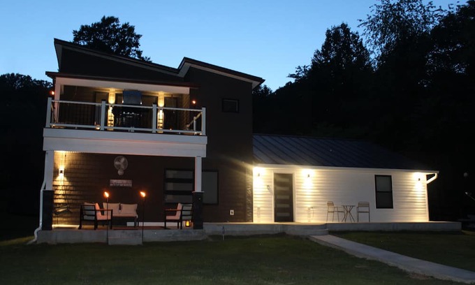 Luray House | Newly Renovated Riverfront w/Basketball/Pickleball court hi-speed Wi-Fi