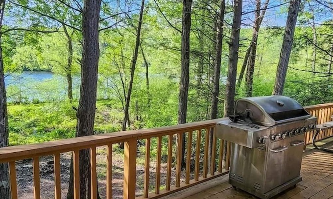 White Haven Cabin | LAKEFRONT w/HOTTUB/FIRE PIT/Arcade GAMES/5 MIN TO SKI/Sleeps 14+ Pet Friendly