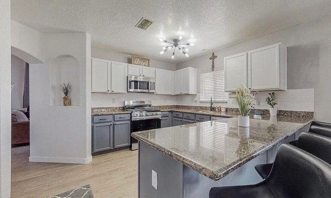Skies West House | Charming 3-bedroom house with AC and WiFi in fabulous Albuquerque