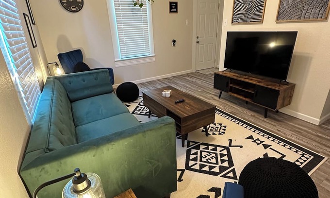 Glen Carbon Cottage | Charming 2-bedroom house facing bike trails in Downtown Glen Carbon