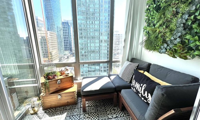 Coal Harbour Condo | Over 30 Days -Pet Friendly 2B&2B Urban Style Condo near Harbor w/Free Parking