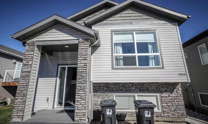 Clairmont Apartment | 3 bed, 2 full bathrooms parking for 2 vehicles