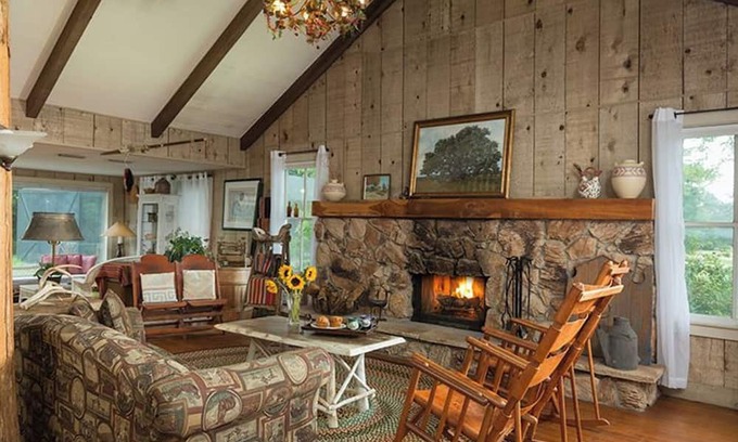 Cat Spring Apartment | Cozy Loft Suite-Part of Dog Trot House-Shared Pool, Fireplace Ranch Fun Options