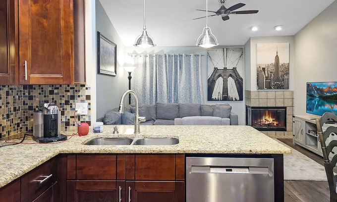 Greater Northdale House | Perfect Haven for Healthcare & Corporate Pros - Master Suite with private bath