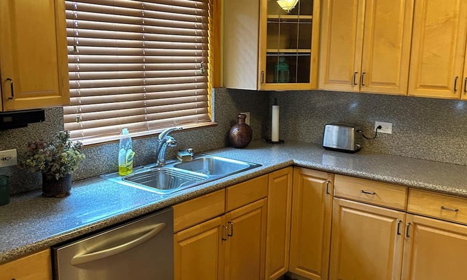 Streamwood House | Spacious, cozy 3 bedroom house with a perfect location