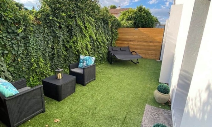 Marsillargues Apartment | 2-person apartment with Jacuzzi suite, garden, close to beaches.