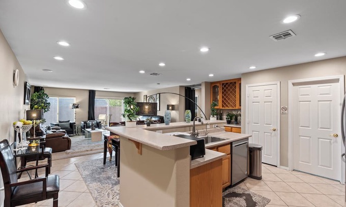 Henderson House | Spacious single story 4-bedroom house with WiFi and AC in pleasant Henderson