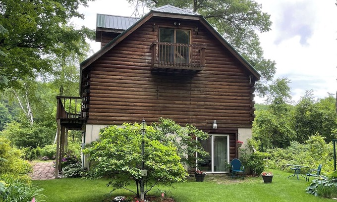Paris Cabin | Your Own Nature Preserve