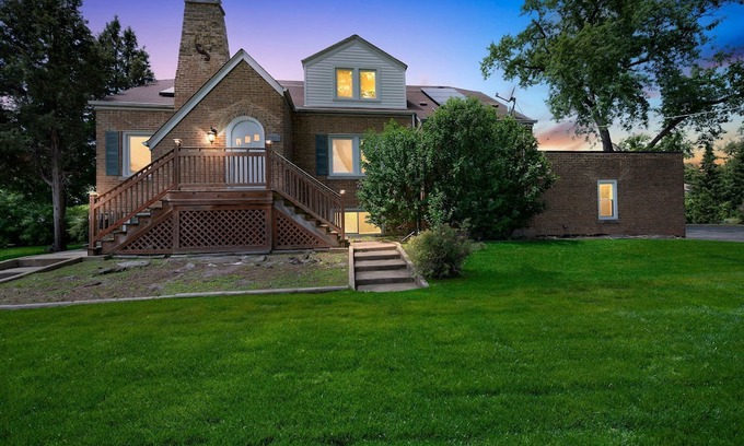 Des Plaines House | Serene & Charming 5BR Des Plaines Getaway