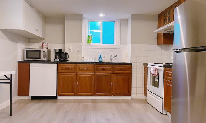 Oakridge House | 3 bedroom with ensuite bathroom close to skytrain