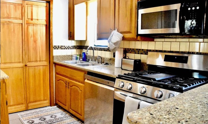 Fort Smith House | Two Living Rooms,Huge Backyard, Waterpark