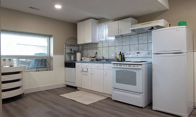 Victoria Harbour Cottage | Robin's Point - Three Bedroom Cottage, Sleeps 6