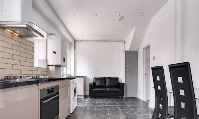 Tower Hamlets House | Limehouse Townhomes A 4-bedroom 3-bathroom Townhome with a Private Garden