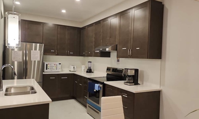 Ottawa Division House | Chic Urban Retreat: 4 Bedroom &3.5 Bath w/Parking+Kitchen & Self Check-In-Kanata