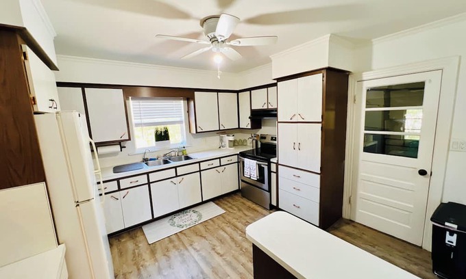 Longwood House | "Discover Longwood's Historic Gems: Cozy 3BR VRBO - Your Home Away!"