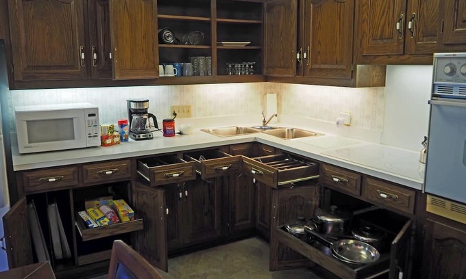 Sugarcreek House | Country Acres Retreat 3 br. country home with large backyard.