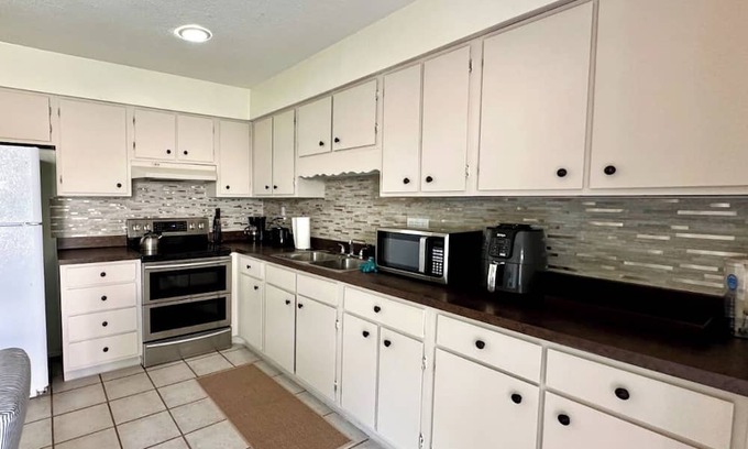 Delaware County Apartment | Two Bedroom Fully Furnished with Amenities. 1 Car Garage.