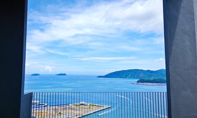 Downtown Kota Kinabalu House | MR Homestay-Jesselton Quay with Mountain View, City View & Sea View