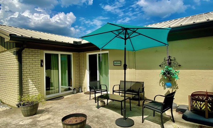 New Iberia Villa | Spacious one level brick home. Only minutes to Historical downtown New Iberia.