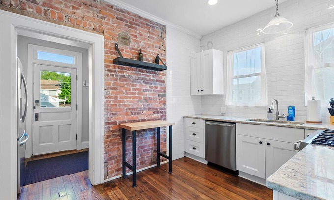 Franklin Park House | Urban Elegance Getaway – Historic 4 BDR in Trendy & Walkable Franklin Park!