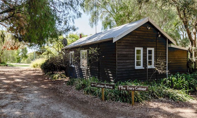 Rosa Brook Cottage | Charmingly restored, stylish traditional farm cottage set in beautiful gardens
