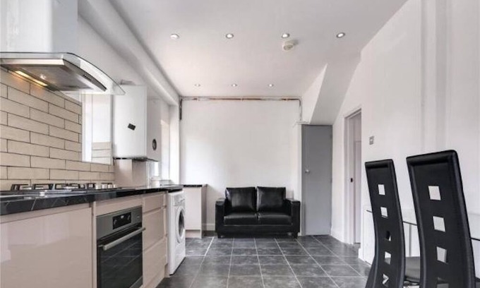 Tower Hamlets House | Limehouse Townhomes Modern 4-bedroom 3-bathroom Townhome with a Private Garden