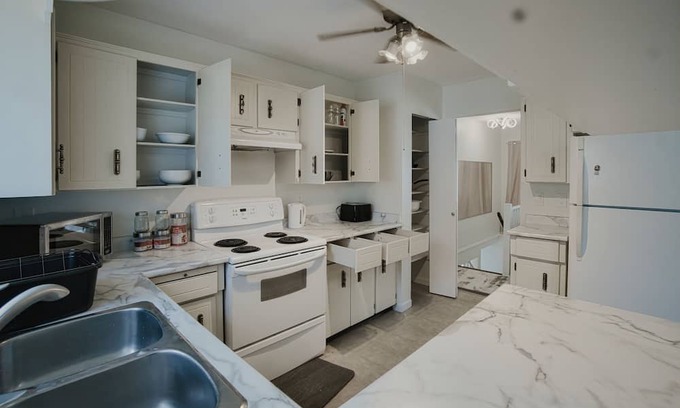 Hope House | Cheerful 2 Bedroom with on-premises parking