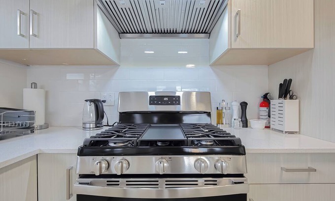 Sunset House | Cozy Newly Renovated Room with en-suite Bathrooms
