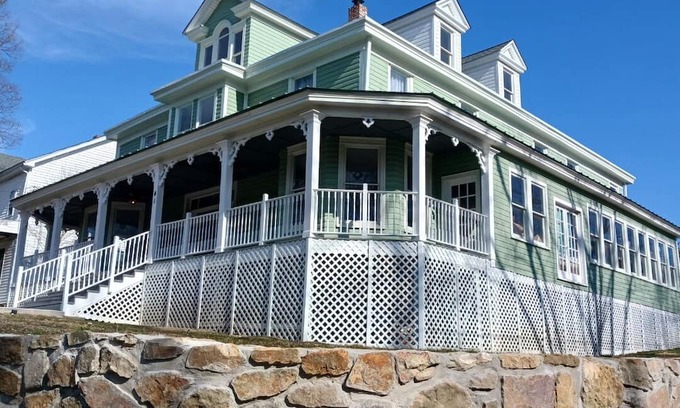 Berkeley Springs Bed & Breakfast | River Retreat Suite In Town!- Inside Grand Castalian Inn Bed and Breakfast