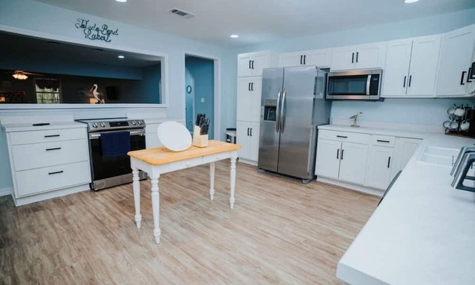 Negreet House | Clean/spacious 4 bed & 3 bath home sleeps 12. 3 miles from Toledo Town & Tackle.