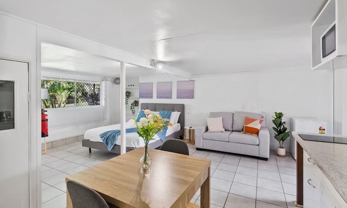 Mount Gravatt East Apartment | Studio Unit and Private Backyard