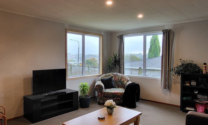 New Plymouth House | Warm and cozy 3 bedroom house in Westown, New Plymouth.