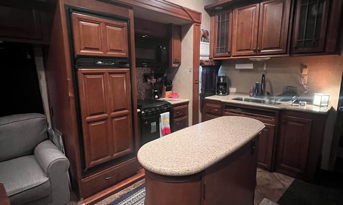 Lawton House | Cozy and spacious 5th wheel on Lake Lawtonka!