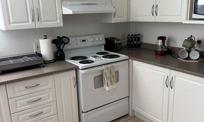 Old Ottawa East Apartment | Central Canal 2 bedrooms Private Entrance Private Parking