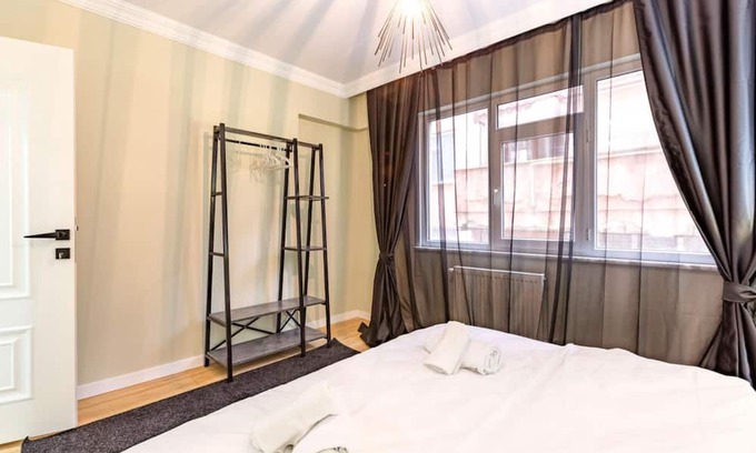 Maltepe Apartment | Stylish Flat near Public Transportation in Maltepe