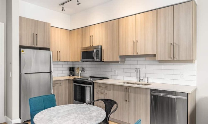 Inner Harbour Condo | Spotless, Stylish Downtown 1bed Condo with Parking!