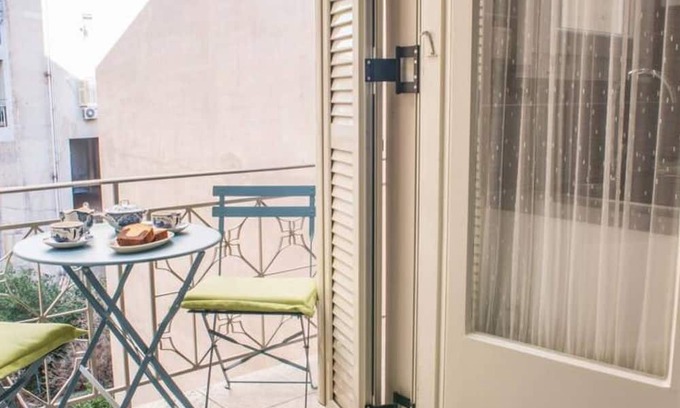 Nea Chalkidona Apartment | Sunny flat w/h balcony and homey feel near metro