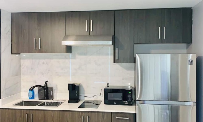 Saanich West Apartment | Cozy Bachelor Suite with Full Kitchen + Free Parking