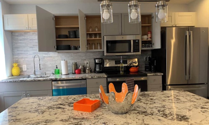 Academy - Sherman Park House | Urban Vivacious Family Oriented Home. 8 Minutes from Downtown St Louis!