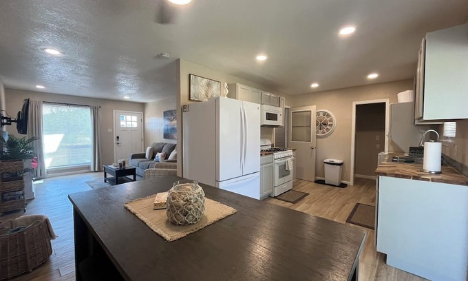 Northeast El Paso House | Cozy & Clean with Coastal Vibes & Mountain Views
