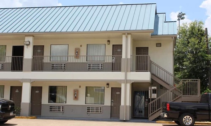 Washington Ave./ Memorial Park House | Perfect Location for Family Stay | 2 Units w/Free Parking | Right off I-10