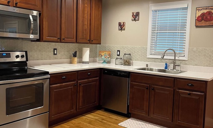 Murray Other | Quaint Farmhouse Charm 3 Miles from Murray, KY